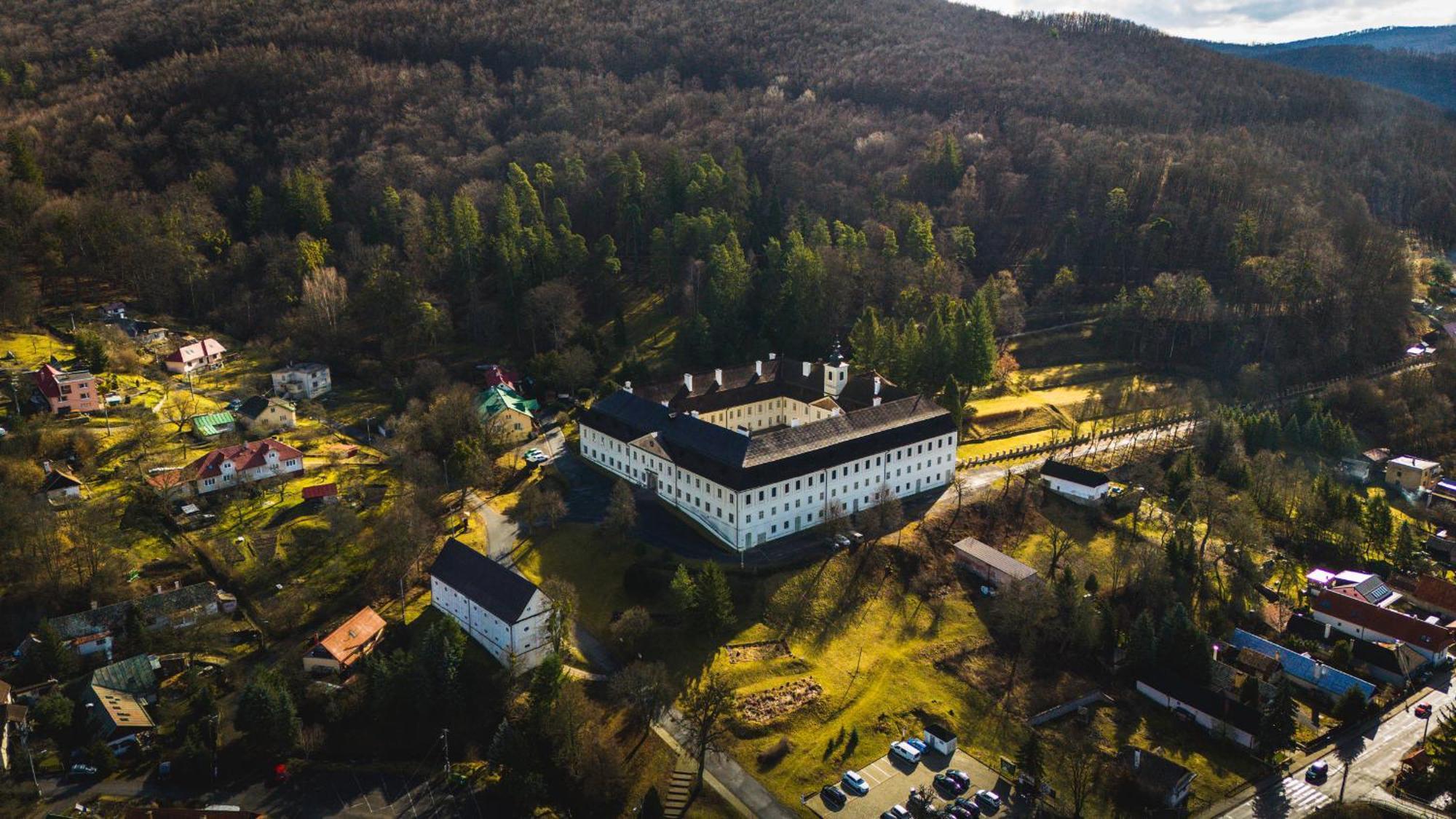 Sovi Dom- Historicke Apartmany Z 19 Storocia, 4Km Od Banskej Stiavnice Svaty Anton Ngoại thất bức ảnh
